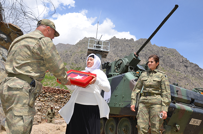 Oğlunun şehit edildiği mevzide barış mesajı