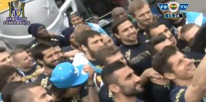 Şampiyon Fenerbahçe kupasını aldı