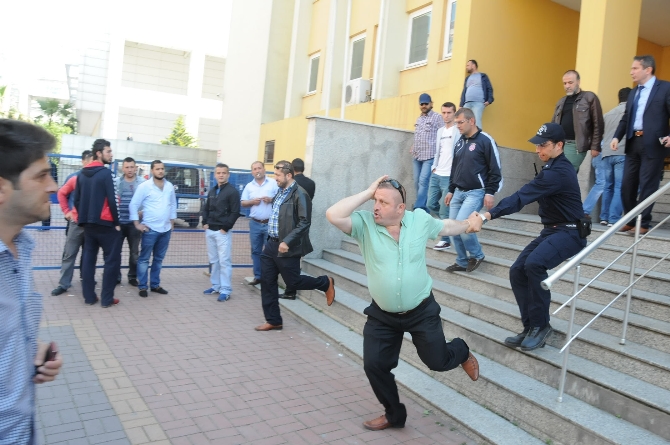 Adliye önünde tekme tokat birbirlerine girdiler