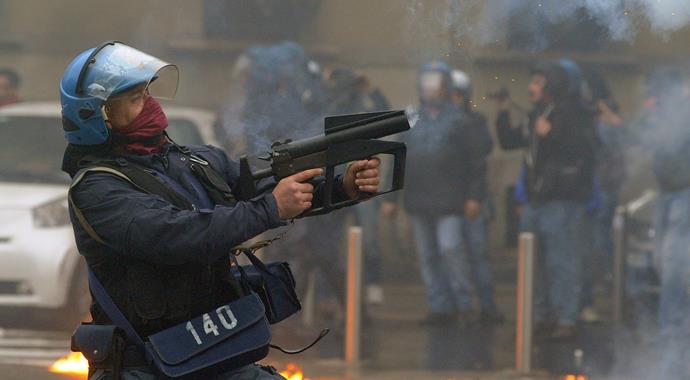 Milano alevler içinde!