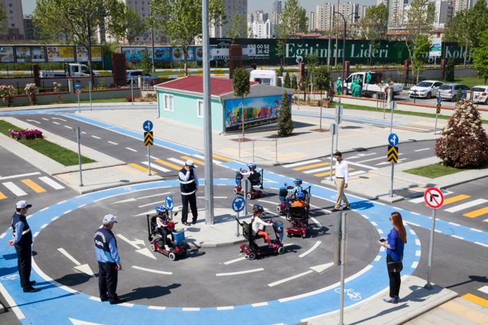 Öğrenciler trafik parkında hem eğlendi hem öğrendi