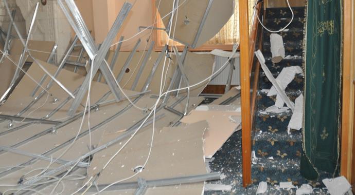 Cuma namazı sırasında asma tavan çöktü