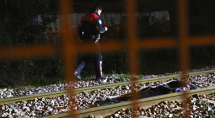 Sakarya'da üniversiteli öğrenciler trenin altında kaldı