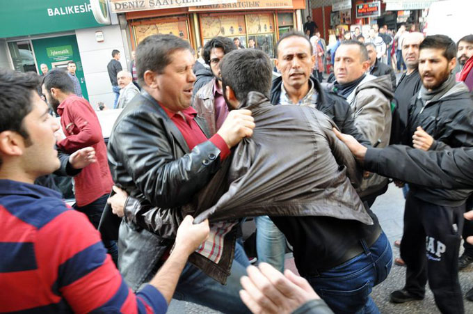 Balıkesir'de Kobani protestosunda HDP'liler ile vatandaşlar arasında arbede