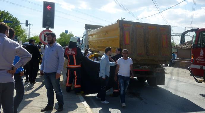 Sancaktepe'de hafriyat kamyonu yayalara çarptı: 1 ölü, 1 yaralı