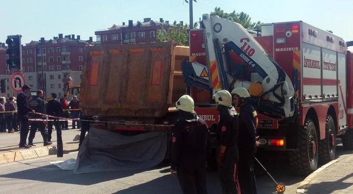 Sancaktepe'de hafriyat kamyonu yayalara çarptı: 1 ölü, 1 yaralı