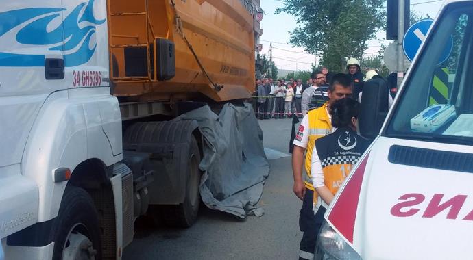 Sancaktepe'de hafriyat kamyonu yayalara çarptı: 1 ölü, 1 yaralı