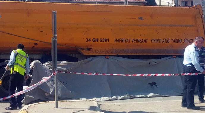 Sancaktepe'de hafriyat kamyonu yayalara çarptı: 1 ölü, 1 yaralı