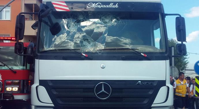 Sancaktepe'de hafriyat kamyonu yayalara çarptı: 1 ölü, 1 yaralı