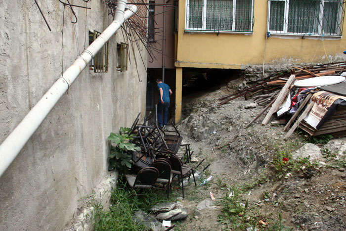 Vatandaş, polisin sıkıştırdığı teröriste sandalye fırlattı!