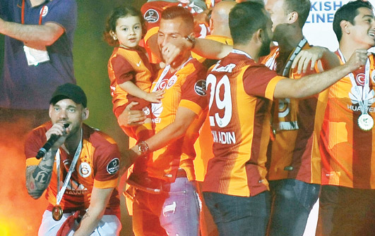 Aslan tacını taktı