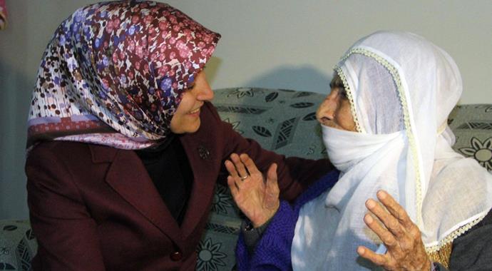 103 yaşındaki Fatma teyze Sare Davutoğlu'nu görünce...