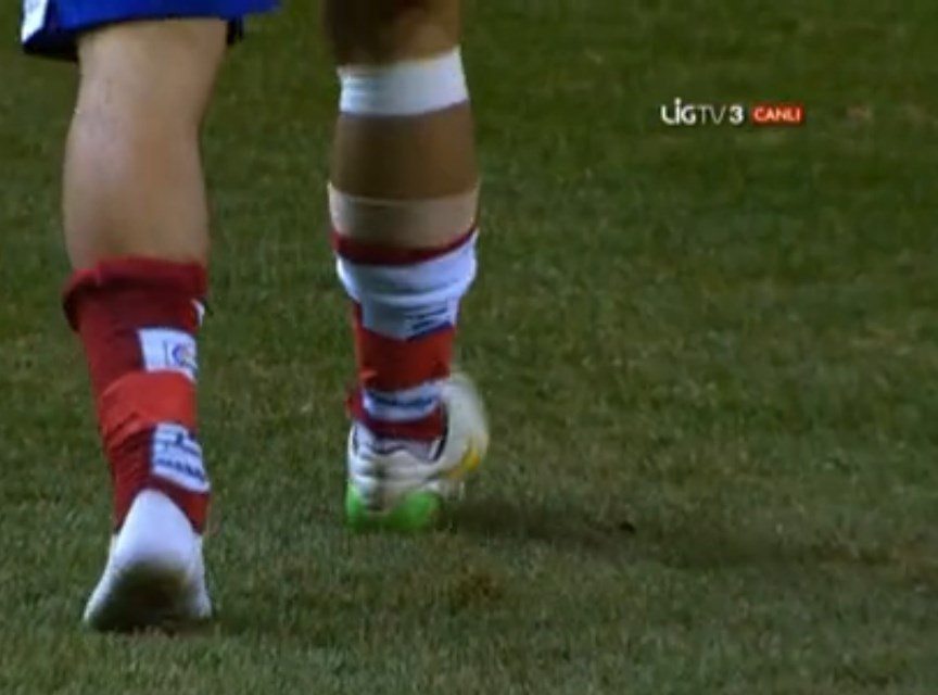 Arda Turan hakeme ayakkabı fırlattı