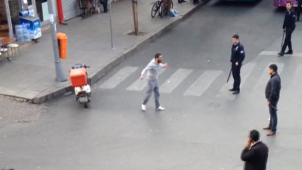 Fatih'te polise satırlı saldırı