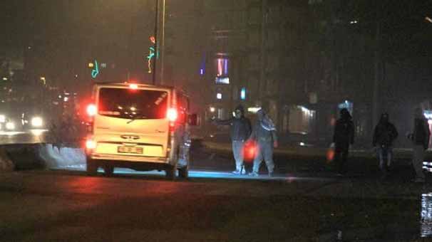 Yol kesen PKK'lılar polisi karşılarında görünce...