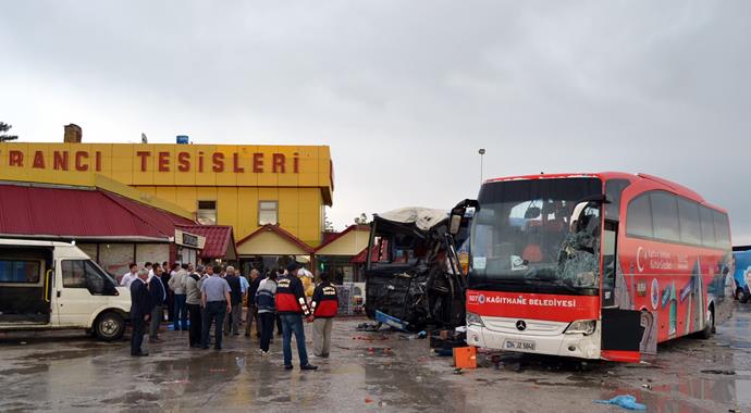 Seçim otobüsü dinlenme tesisine daldı: 3 yaralı