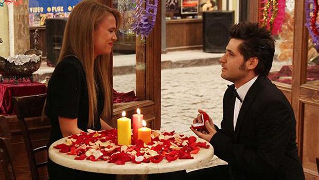 Seksenler setinde sürpriz evlenme teklifi