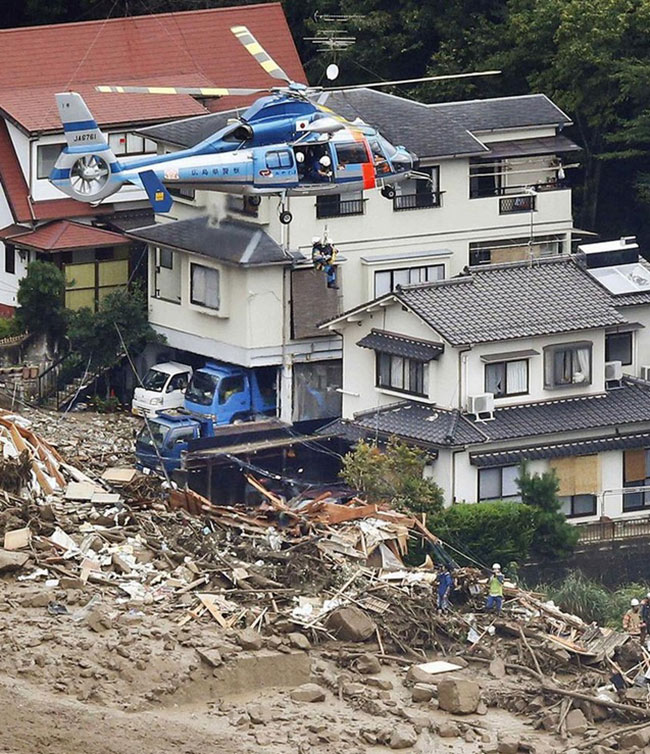 Japonya'da sel ve toprak kayması insanları yuttu