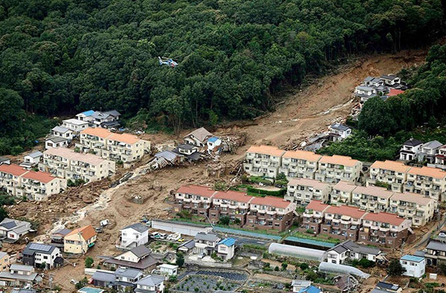 Japonya'da sel ve toprak kayması insanları yuttu