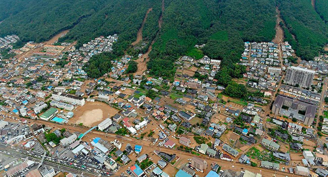 Japonya'da sel ve toprak kayması insanları yuttu