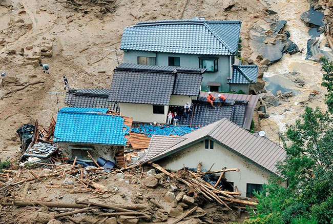 Japonya'da sel ve toprak kayması insanları yuttu
