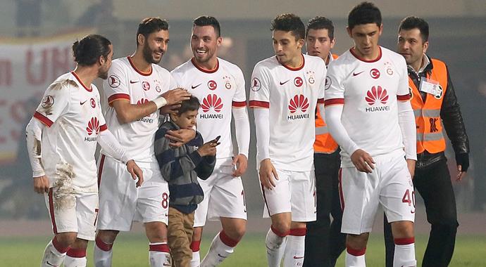 Galatasaraylı minik taraftardan tarihi selfie