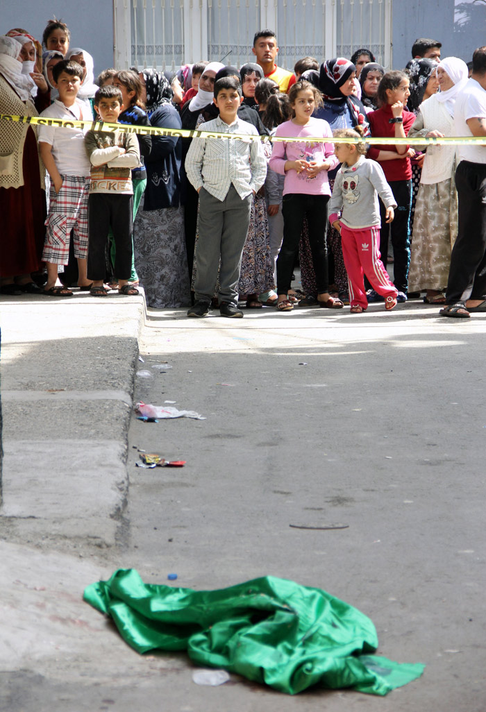 Emekleyerek sokağa çıkan bebek kamyonetin altında kaldı