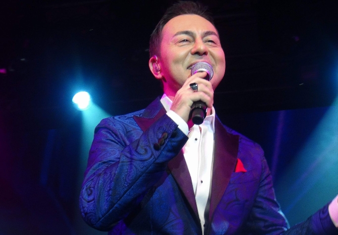 Serdar Ortaç ilk konserini verdi