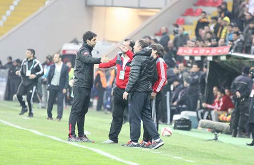 Sergen çıldırdı, hakemin üzerine yürüdü