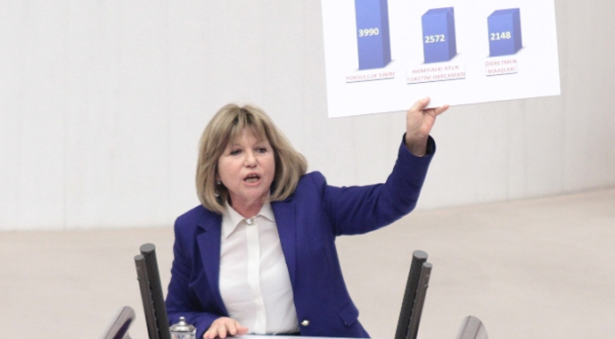 Kürsüye bu pankartla çıktı