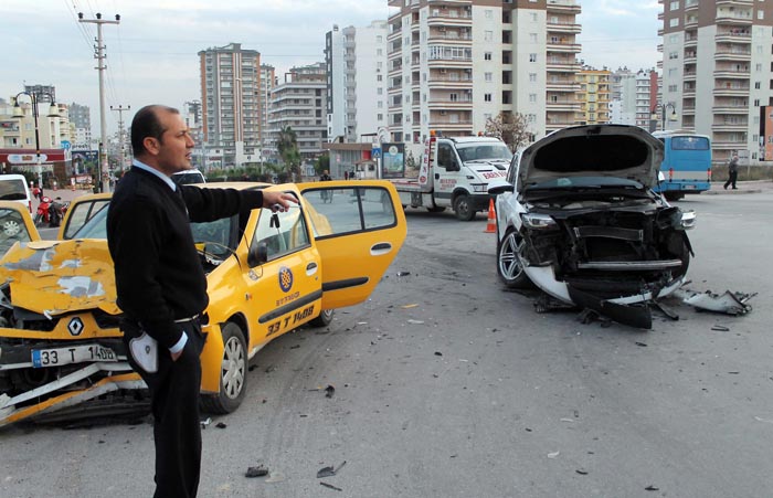 Futbolcu Servet Çetin trafik kazası geçirdi