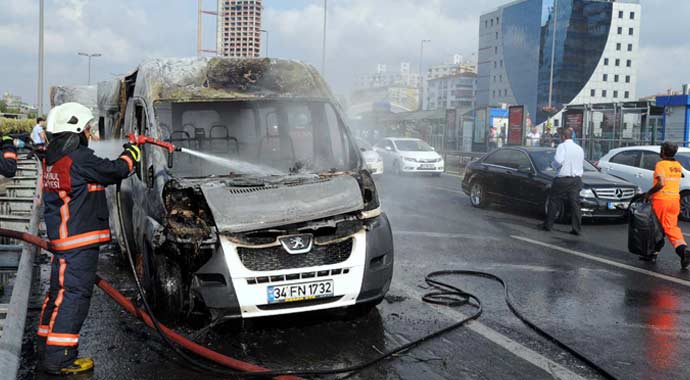 Servis minibüsü yandı, köprü trafiği felç oldu
