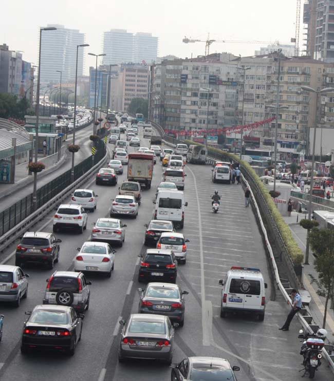 Servis minibüsü yandı, köprü trafiği felç oldu