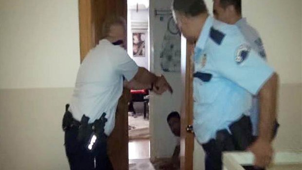 Şiddet gören kadını kurtarmak için kapıyı kırdılar