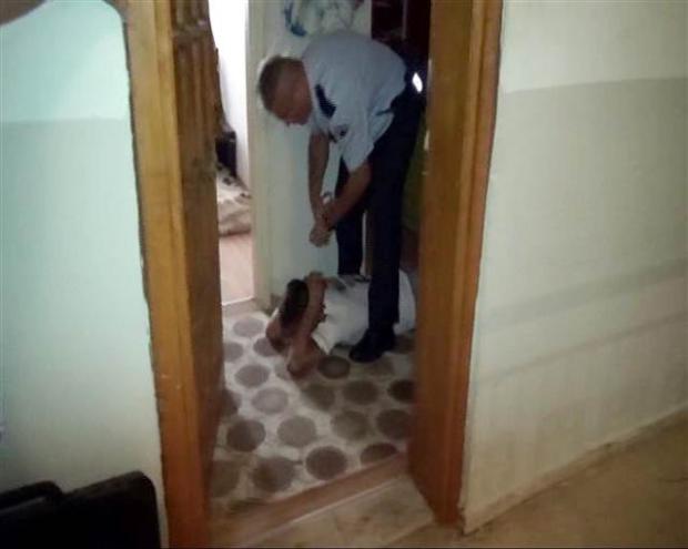 Şiddet gören kadını kurtarmak için kapıyı kırdılar