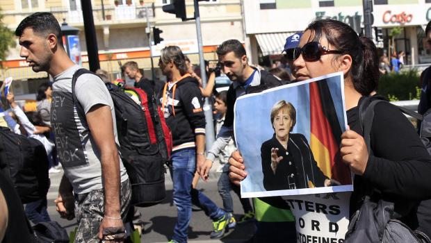 Sığınmacılar yürüyerek Avusturya'ya gidiyor