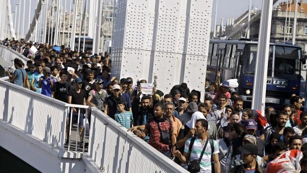 Sığınmacılar yürüyerek Avusturya'ya gidiyor