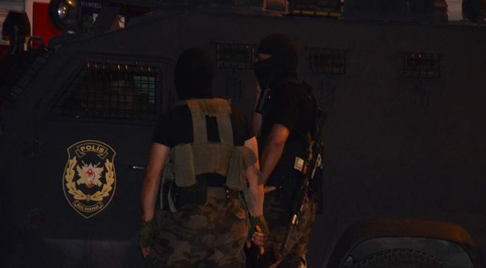 Siirt'te polis araçlarına molotoflu saldırı