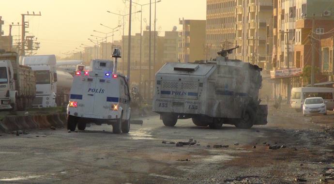 Silopi'de yol kesen PKK'lılardan polise bombalı saldırı