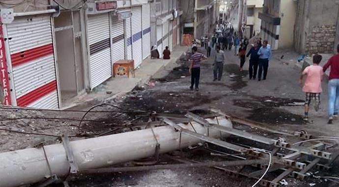 Silvan'da roket isabet eden binada yangın çıktı