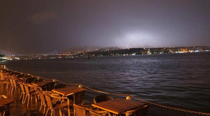 İstanbul'u şimşekler aydınlattı