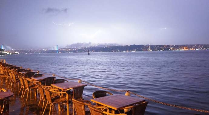 İstanbul'u şimşekler aydınlattı