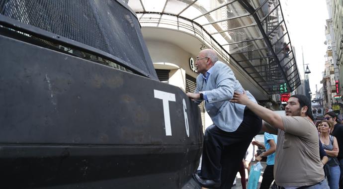 Taksim'de izinsiz yürüyüşe polis müdahalesi