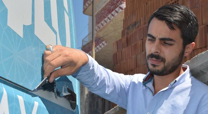 AK Partili Yasin Aktay'ın seçim minibüsüne saldırı