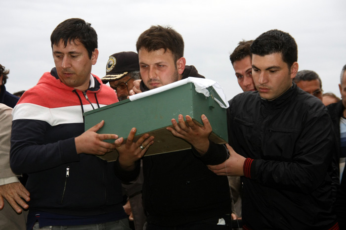 Beton mikserinin altında ölen hamile kadın bebeğiyle defnedildi