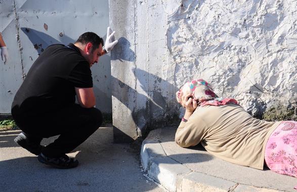 İş bulamadı, kadın kıyafetleri giyerek sokağa çıktı