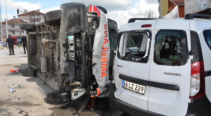 Hasta taşıyan ambulans zincirleme kazaya karıştı: 1 ölü, 3 yaralı