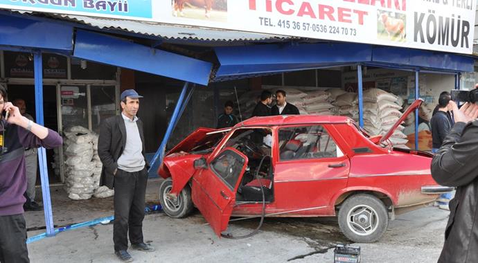 Hasta taşıyan ambulans zincirleme kazaya karıştı: 1 ölü, 3 yaralı