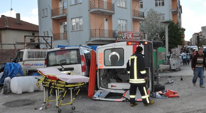 Hasta taşıyan ambulans zincirleme kazaya karıştı: 1 ölü, 3 yaralı