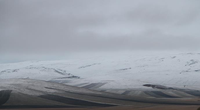 Ardahan'da yüksek kesimlere kar yağdı